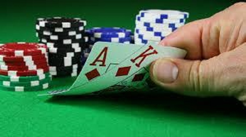 How to Develop a Poker Strategy and Improve Your Skills